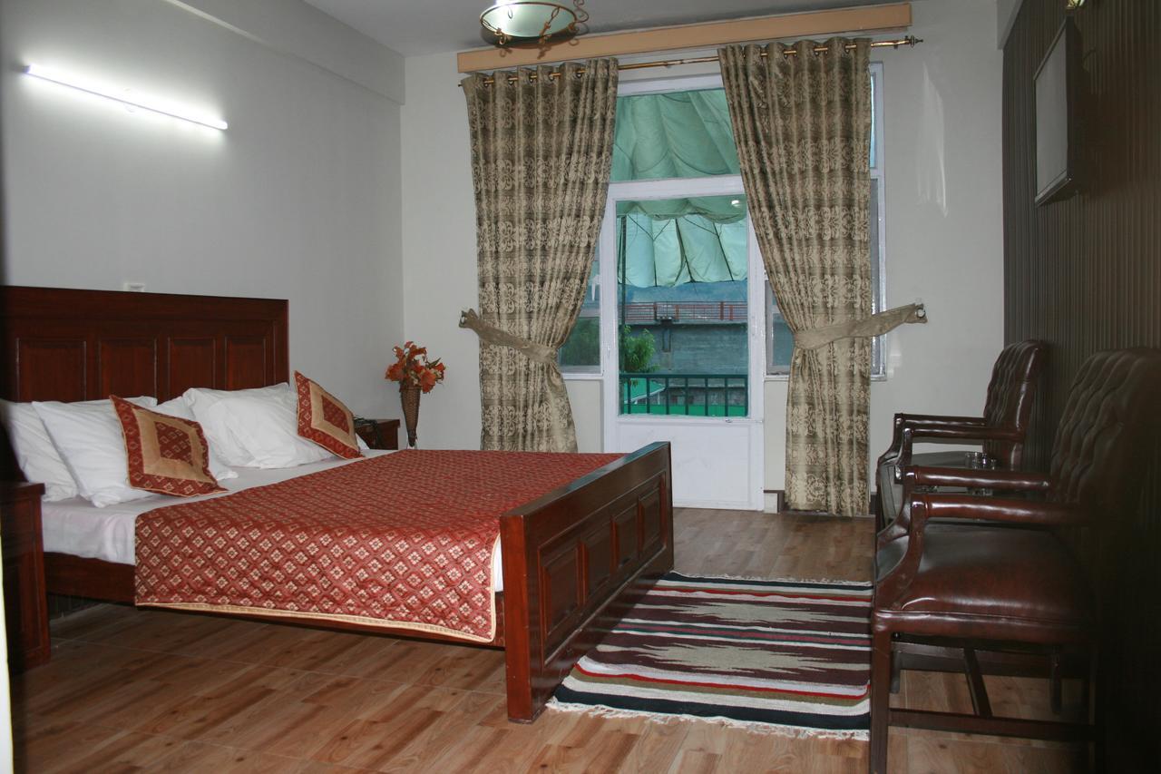 Pine Top Hotels Наран Екстер'єр фото