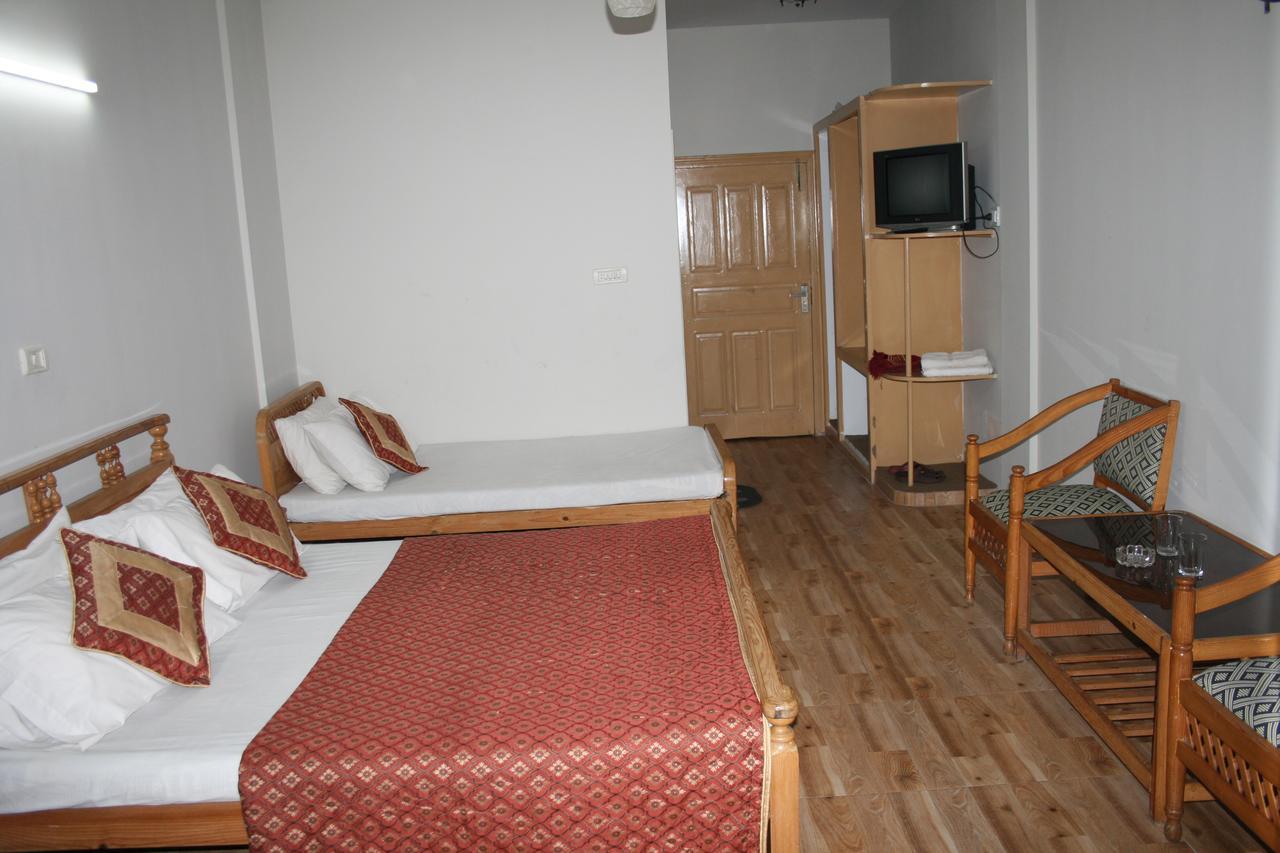 Pine Top Hotels Наран Екстер'єр фото