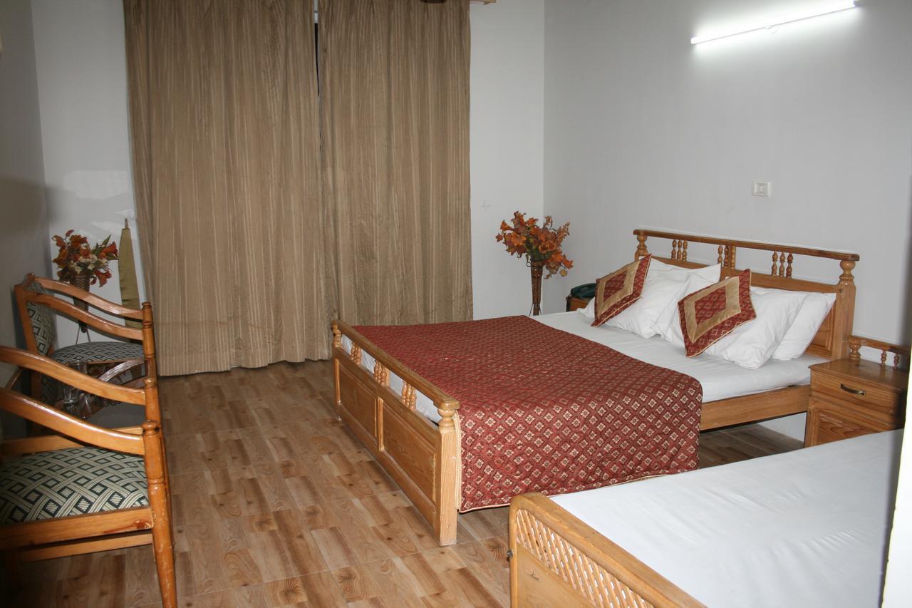 Pine Top Hotels Наран Екстер'єр фото