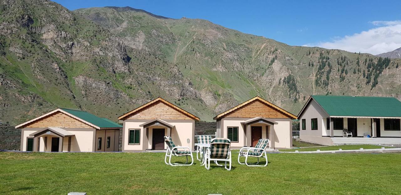 Pine Top Hotels Наран Екстер'єр фото